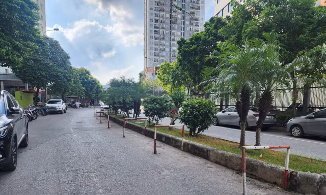 Ngang nhiên dựng chướng ngại vật, chiếm lòng đường để 'giữ chỗ' trông ô tô