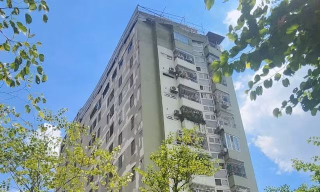 Một công trình tại phường Kim Giang (quận Thanh Xuân) được cấp phép nhà ở văn phòng cao 8 tầng, nhưng được chủ nhà biến thành chung cư mini cao 11 tầng với hơn 100 căn hộ