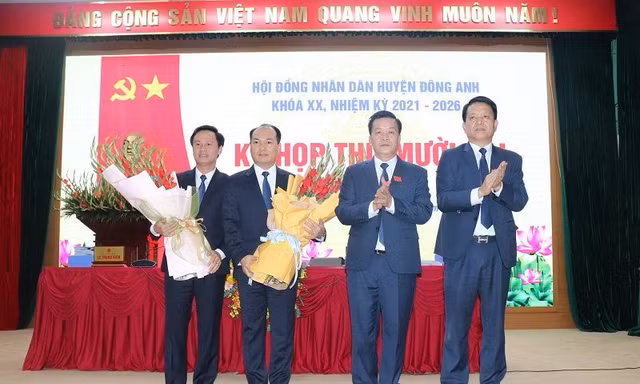 Đại diện lãnh đạo huyện Đông Anh chúc mừng ông Nguyễn Anh Dũng (thứ 2 từ trái sang) và ông Hoàng Hải Đăng (ngoài cùng bên trái).