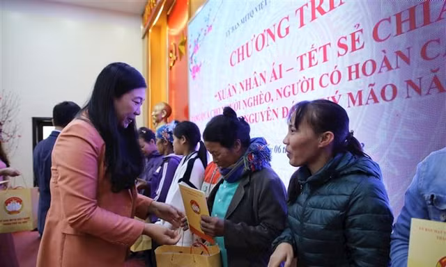 Lãnh đạo TP.Hà Nội trao tặng quà cho các gia đình khó khăn nhân dịp Tết Nguyên đán Quý Mão.