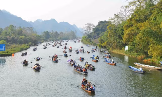 Hà Nội: Mỗi lái đò tại chùa Hương có một mã QR để quản lý
