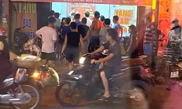 Hiện trường vụ cướp tiệm vàng tại thị trấn Trạm Trôi