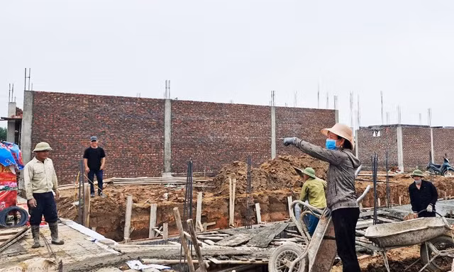 Người dân xây dựng nhà ở tại khu tái định cư thôn Nội Đồng, xã Đại Thịnh, huyện Mê Linh.