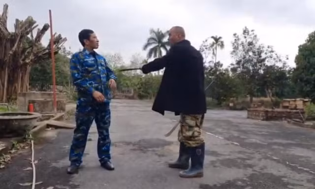 [CLIP] Đối tượng chiếm đất cầm 'song đao' đe dọa cán bộ ở Hà Nội