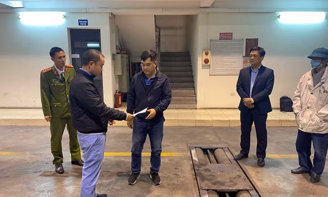 Cơ quan tố tụng khám xét trung tâm đăng kiểm ở Gia Lâm vào tháng 3/2023