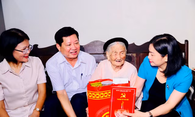 Phó Bí thư Thường trực Thành ủy Nguyễn Thị Tuyến đã tới thăm, tặng quà gia đình cụ Nguyễn Thị Thân (SN 1925, xã Yên Mỹ, huyện Thanh Trì) nhân dịp 27/7.