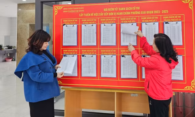 Cử tri phường Kim Giang, quận Thanh Xuân xem danh sách cử tri