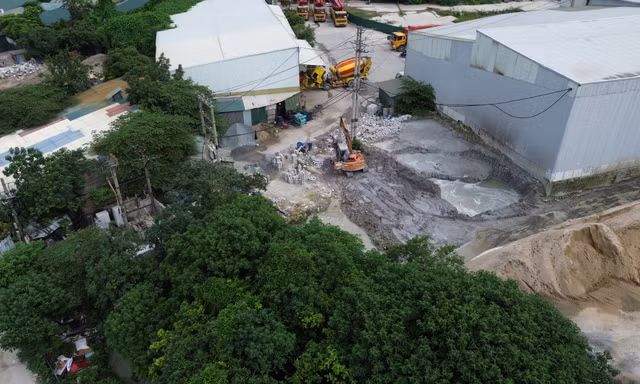 Nhà xưởng, trạm trộn bê tông, gara ô tô trên đất dự án Khu đô thị Tây Nam Kim Giang I