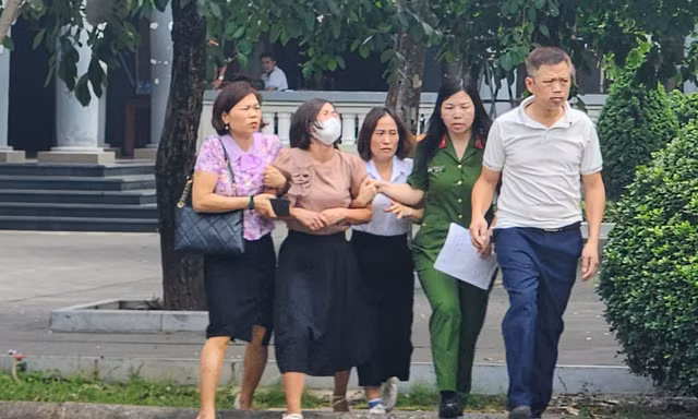 Người thân khóc ngất khi nhận diện thi thể nạn nhân vụ cháy ở Trung Kính 