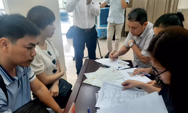 Các nạn nhân vụ cháy nhận tiền hỗ trợ ngày 5/11
