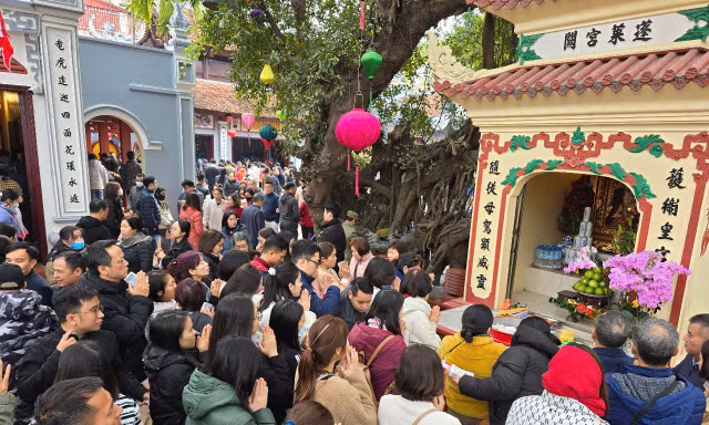 Người dân ùn ùn đi lễ ở Phủ Tây Hồ, chùa Trấn Quốc
