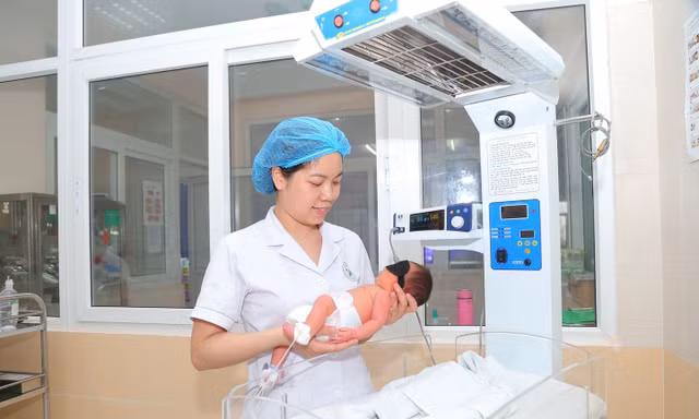Nhân viên y tế Bệnh viện Đa khoa Đức Giang chăm sóc trẻ sơ sinh