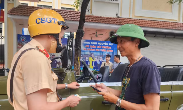 Cán bộ Đội CSGT số 1, Phòng CSGT Hà Nội kiểm tra xe UAZ không có phông bạt, kính chắn gió. 