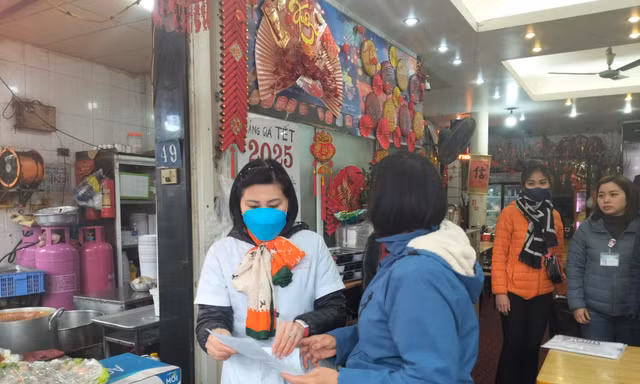 3 nhà hàng, quán ăn ở quận Tây Hồ bị phạt 12 triệu đồng vì vi phạm an toàn thực phẩm