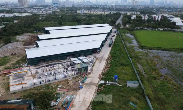 Nhiều nhà xưởng 'mọc' trên gần 28.000 m2 đất quy hoạch tại huyện Hoài Đức
