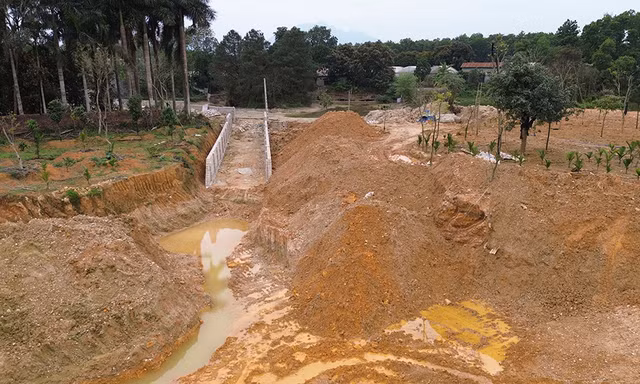 Hà Nội: Cận cảnh công trường khai thác đất trái phép của đối tượng dọa 'xử' người nhà cán bộ 