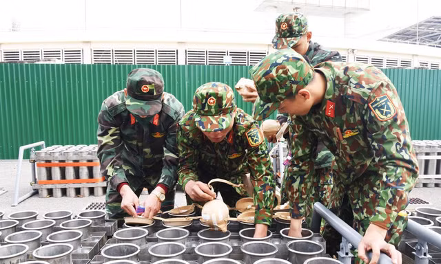 Lực lượng chức năng chuẩn bị cho màn bắn pháo hoa đêm Giao thừa Tết Nguyên đán Giáp Thìn năm 2024.