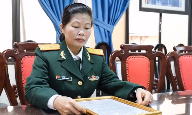 Nữ quân nhân bật khóc khi nhận kết quả giám định ADN của cha