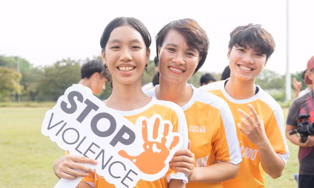 Các em học sinh giao lưu cùng nữ cầu thủ 