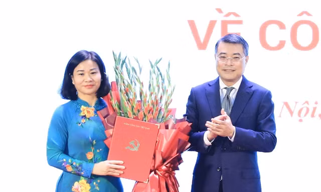 Bà Nguyễn Thị Tuyến và ông Nguyễn Quang Đức thôi làm nhiệm vụ đại biểu HĐND TP. Hà Nội khóa XVI