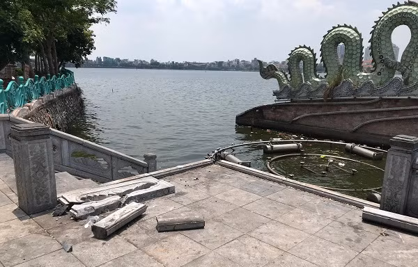 Hình ảnh lan can đá khu vực hai con rồng bị đổ sập 