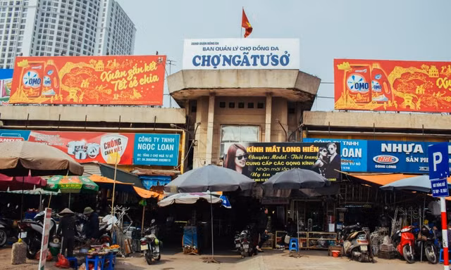 Dư luận phản ánh chợ Ngã Tư Sở xuống cấp ảnh hưởng đến kinh doanh của tiểu thương.