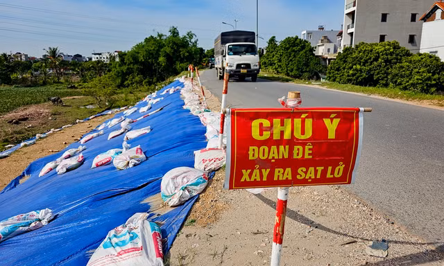 Hà Nội: Xuất hiện 3 điểm sụt lún đê Yên Nghĩa, quận Hà Đông dựng rào chắn đường