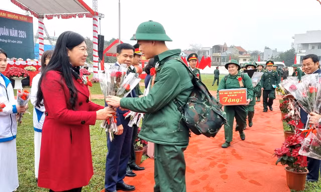 Lãnh đạo thành phố và thị xã Sơn Tây tặng hoa chúc mừng công dân nhập ngũ năm 2024