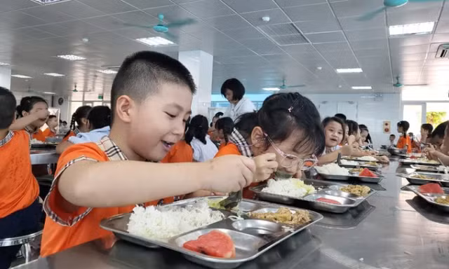 Hà Nội sẽ chi hơn 3.000 tỷ lo bữa ăn trưa cho học sinh tiểu học
