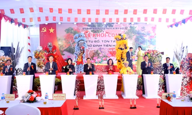 Các đại biểu thực hiện nghi lễ khởi công dự án tu bổ, tôn tạo Đền thờ Đinh Tiên Hoàng Đế