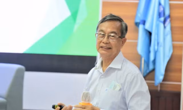 Thầy giáo rút hết tiền tiết kiệm gửi vùng lũ từng ủng hộ học trò nhiều tỷ