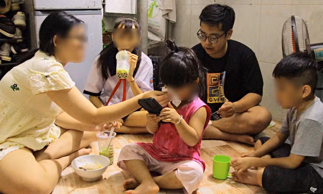 Chàng trai ở TP.HCM ngày học, đêm chạy xe ôm nuôi đàn cháu mồ côi