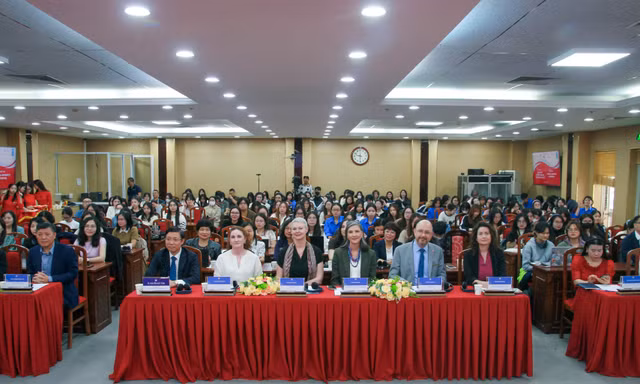 Để ngòi bút là 'liều thuốc' chữa lành tổn thương tâm lý