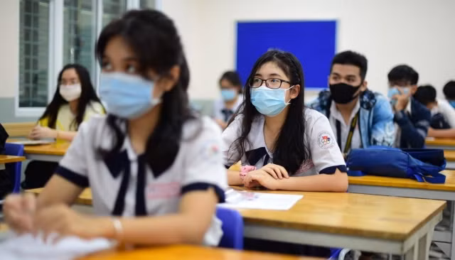 Dịch vụ học hộ, thi hộ nở rộ trong mùa cao điểm