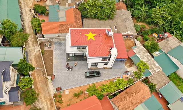 Người trẻ Việt 'hô biến' mái nhà thành lá cờ Tổ quốc