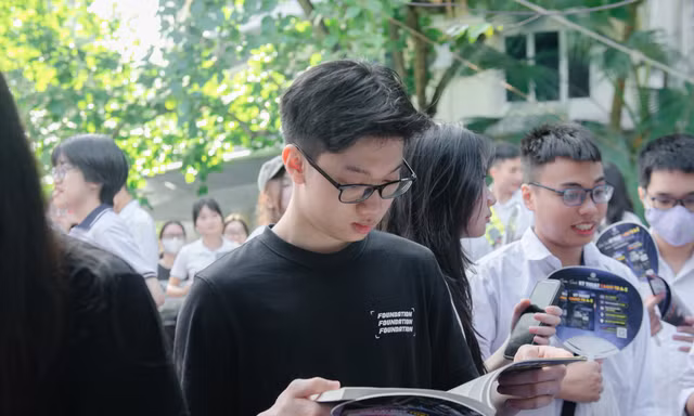'Kĩ thuật Casio từ A-Z' – Cuốn sách gây 'sốt' tại Ngày hội Tuyển sinh khối các ngành Khoa học và Công nghệ 2025