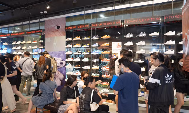 Muôn kiểu săn sale của người trẻ nhân dịp Black Friday