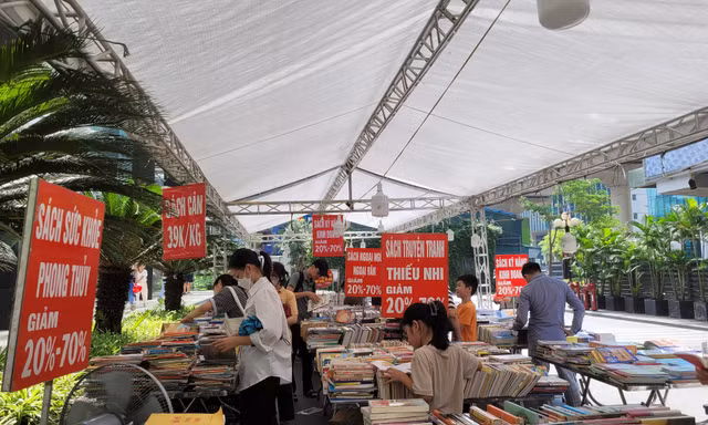 Hội chợ sách cũ tại Hà Nội thu hút nhiều bạn trẻ trải nghiệm