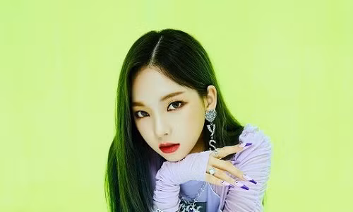 KARINA bị netizen “ném đá” vì nghi vấn được SM “chấm” làm nghệ sĩ “con cưng“