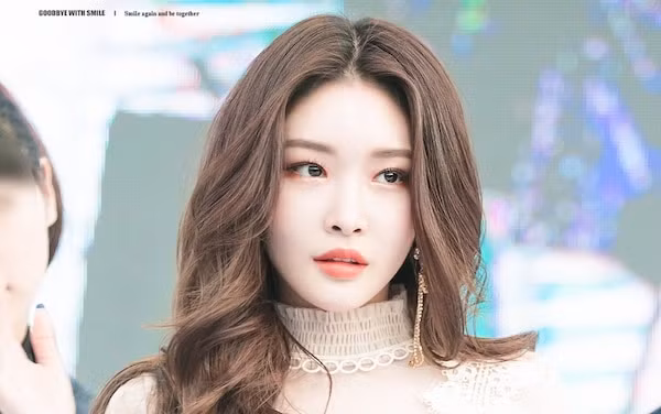 ChungHa xin lỗi fan sau khi dương tính COVID-19, loạt sao Hàn tiếp xúc phải xét nghiệm gấp