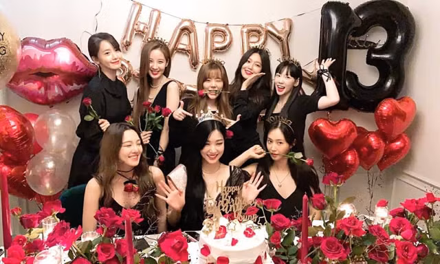 Nhân kỷ niệm 13 năm hoạt động, SNSD tung ảnh hội ngộ và gửi lời chào siêu đáng yêu đến fan