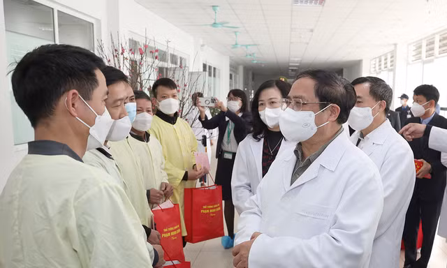 Thủ tướng Phạm Minh Chính tặng quà động viên gia đình bệnh nhân ở lại điều trị trong dịp Tết tại Bệnh viện Bệnh nhiệt đới Trung ương. 