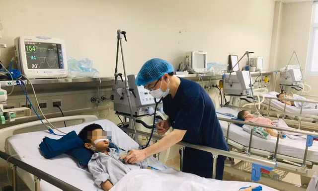 Nhiều trẻ hôn mê, biến chứng nặng vì chưa tiêm vắc xin phòng viêm não