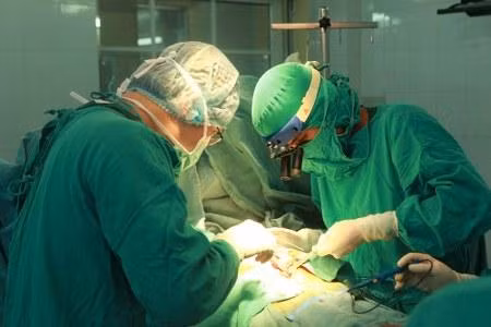 Hơn 28.000 ống thuốc hiếm dùng cho mổ tim và lồng ngực đã về đến Việt Nam