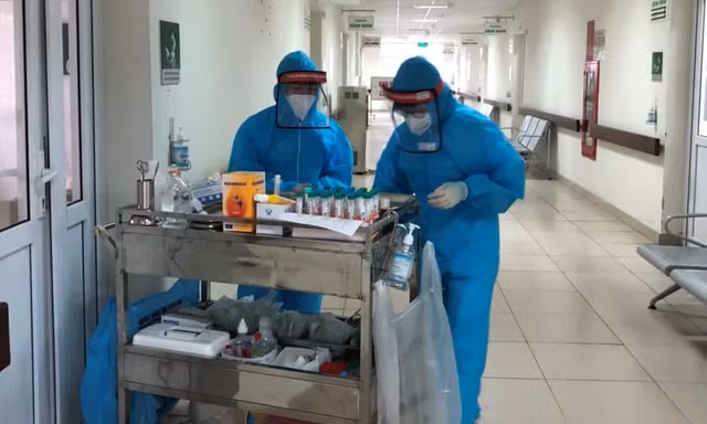 Ngày 18/4, Việt Nam ghi nhận 1.522 ca COVID-19, bệnh nhân nặng tăng hơn 7 lần sau 24 giờ