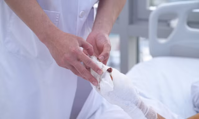 Bệnh nhi 12 tuổi bị dập nát bàn tay vì pháo tự chế