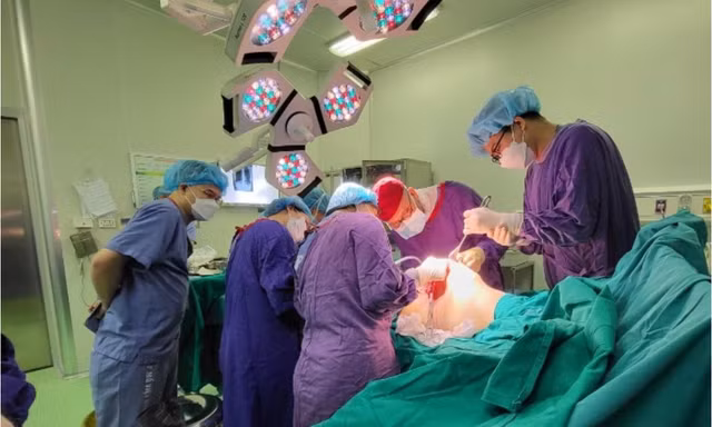 Nỗi khổ của cô gái ở Đà Nẵng phải kê ngực lên bàn để học bài