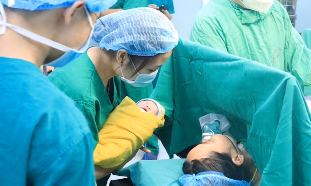 Hành trình kì diệu của người mẹ mang bệnh hiểm, đón con giữa 'bão giông'