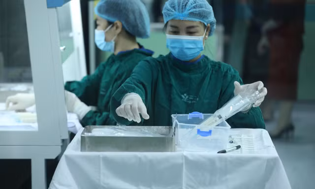 Một trong các công đoạn chuẩn bị bảo quản sữa tại Ngân hàng sữa mẹ Bệnh viện Nhi Trung ương. Ảnh: Văn Quyết