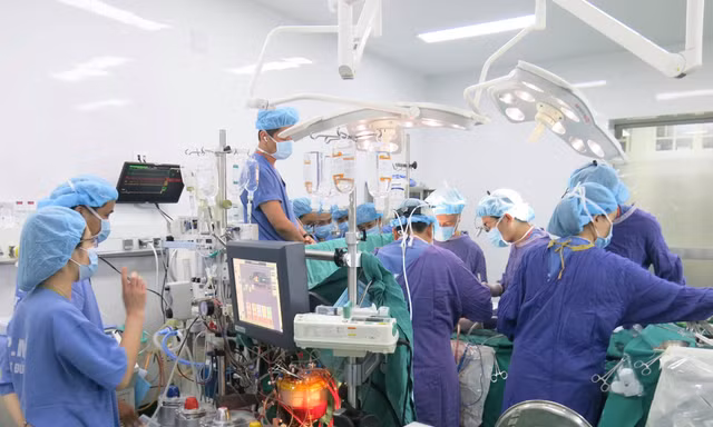 Bệnh viện ngoại khoa hạng đặc biệt lần đầu tiên 'treo dao' mổ phiên